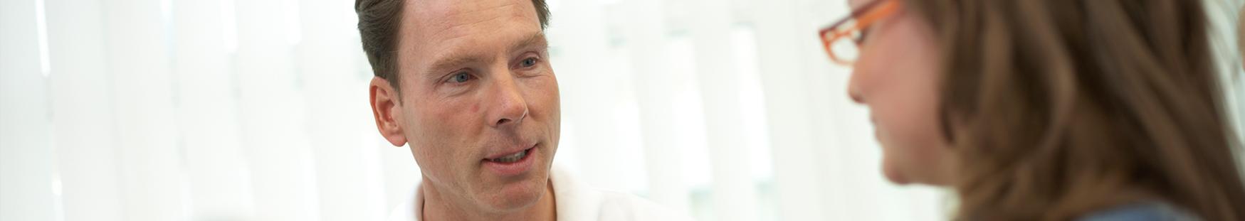 Dr. Müller - Gesellschafter Zahnärzte MG im Patientengespräch über Implantate Zahnarzt Mönchengladbach